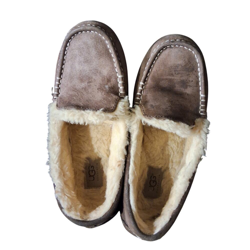 LADIES SIZE 9 UGG SLIPPERS